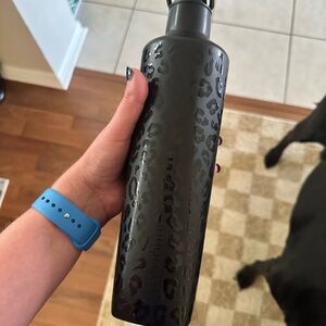 POSH STORE CLOSING 
BrüMate black / onyx Leopard Print rehydrate Bottle